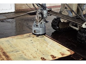 Příprava povrchu, čistění vnitřního povrchu betonového potrubí