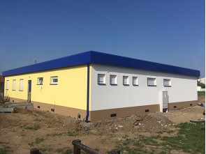Fotbalové kabiny z obytných kontejnerů