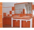 Rekonstrukce koupelny oranžovo - bílá dlažba