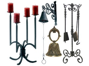 Svícny, zvonky, garnyže, krbové nářadí a kovový nábytek
