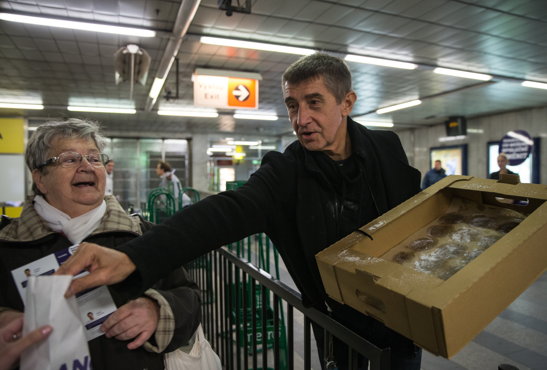 Andrej Babiš rozdává předvolební koblihy v pražském metru.