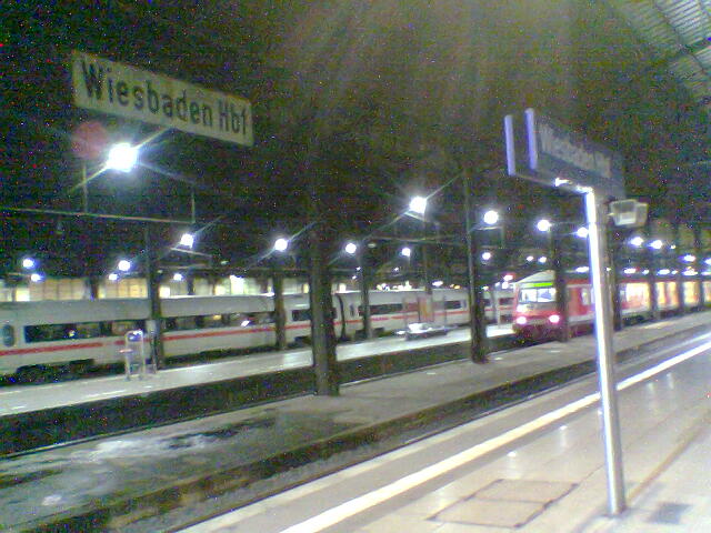 Wiesbaden - střecha nástupiště nad vlakem ICE