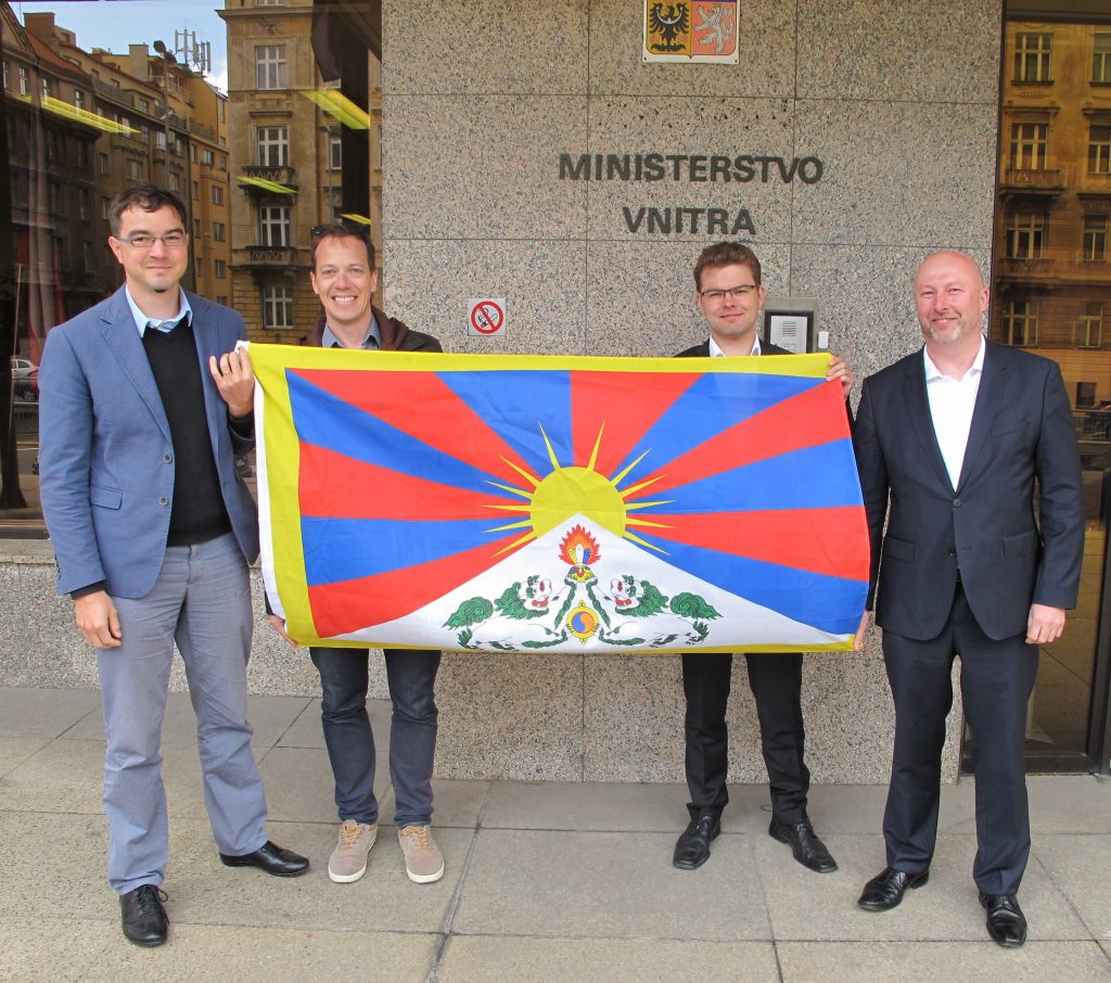S tibetskou vlajkou před MV ČR