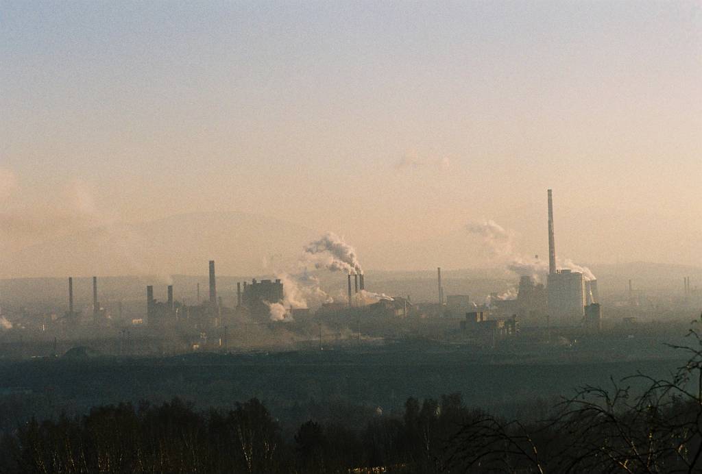 Znečištění ovzduší na Ostravsku patří mezi nejhorší v Evropě a délká života dlouhodobě k nejkratším v České republice. (Foto: Wikipedie)